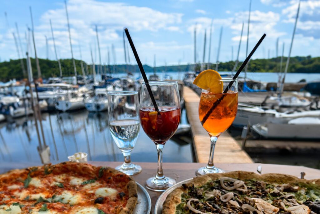 vue de la terrasse avec cocktails et pizzas